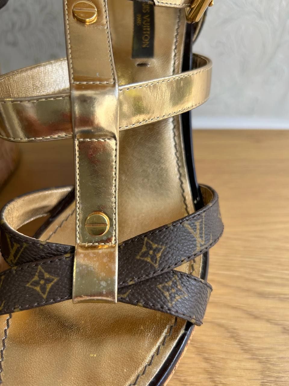 Босоніжки на танкетці Louis Vuitton. Розмір 37.5