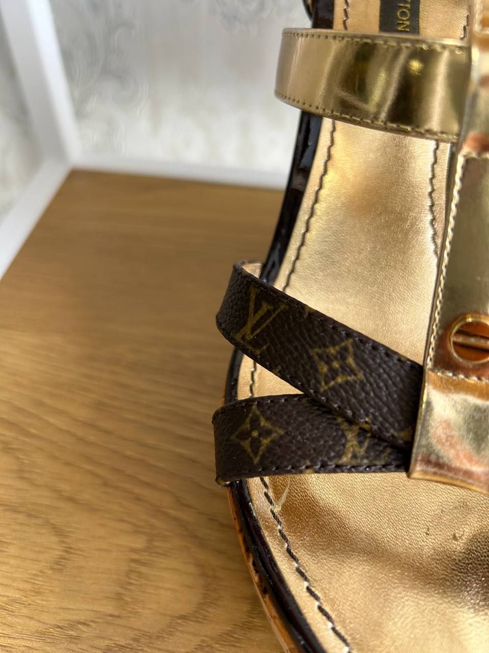 Босоніжки на танкетці Louis Vuitton. Розмір 37.5