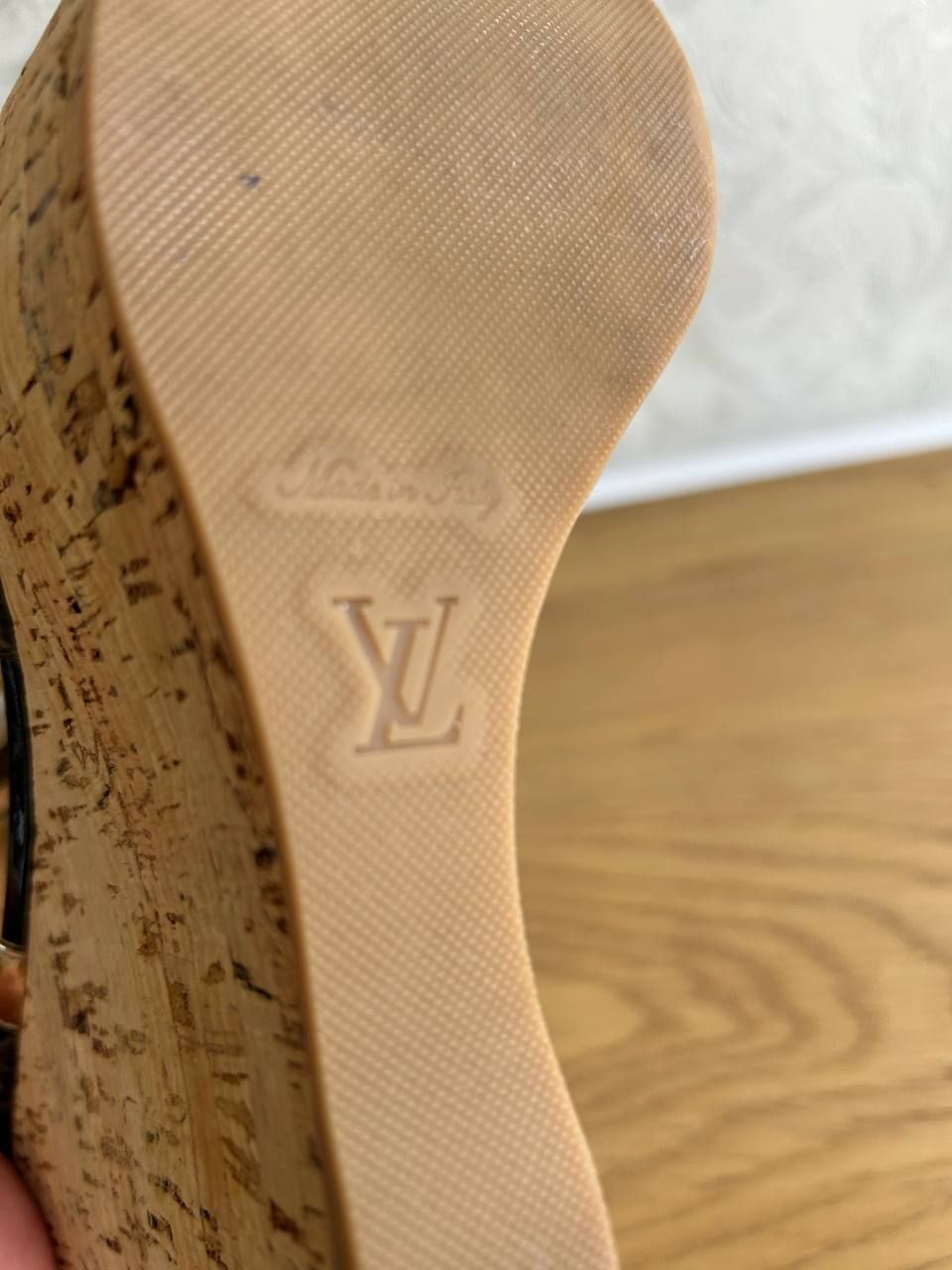 Босоніжки на танкетці Louis Vuitton. Розмір 37.5