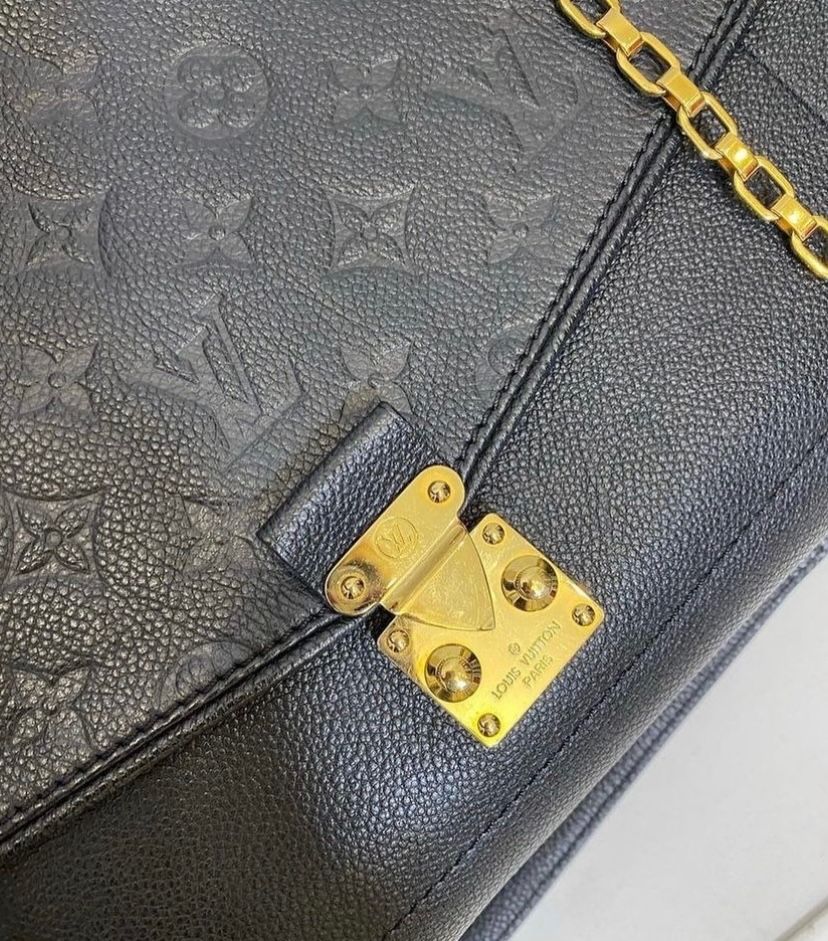 Сумка чорного кольору Louis Vuitton