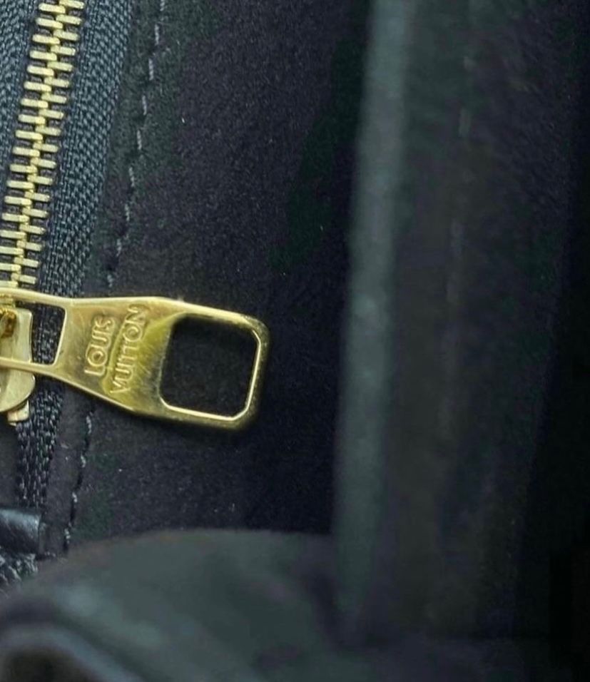 Сумка чорного кольору Louis Vuitton