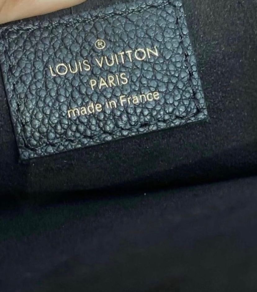 Сумка чорного кольору Louis Vuitton