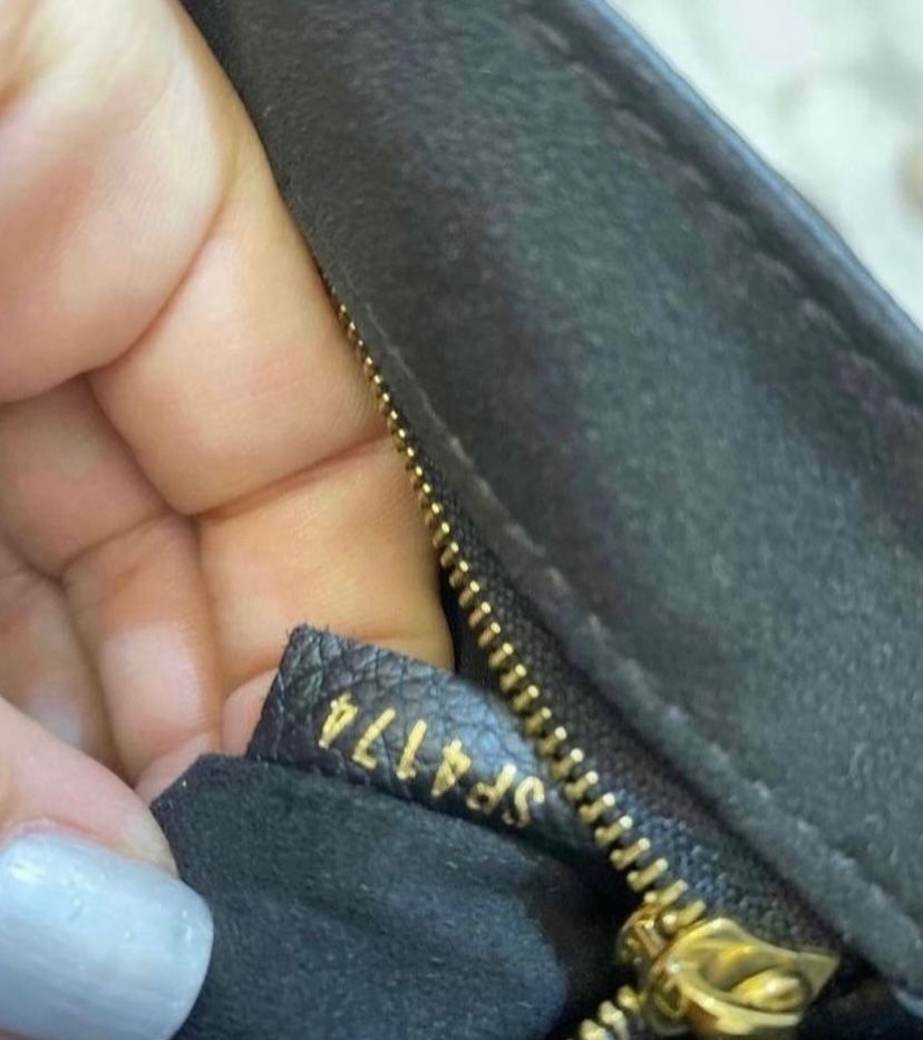 Сумка чорного кольору Louis Vuitton